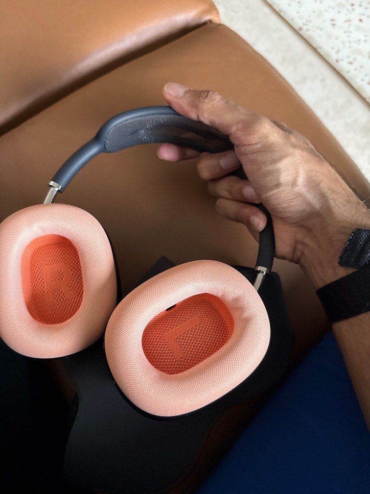 Airpods Max with clean new original ear cushions! (Category: Headphones & Headsets) located in Singapore. Submitted by david9478484589 (Listing ID 1371058930, Image 1). Description: Final freaking offer of 320. Nothing lower and no stupid questions like if its under warranty. Thanks Head cushions brand new, bought from apple in April 2025 so that you dont have to deal with any sweat or germs that is not yours! Original from apple, receipt from cu