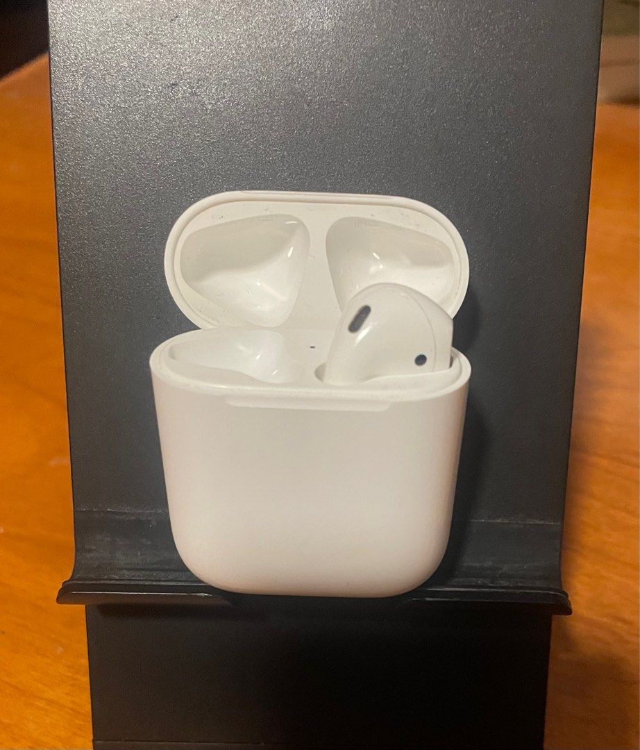 Apple Airpods gen 1 (Category: Headphones & Headsets) located in Singapore. Submitted by ryan0021 (Listing ID 1371072615, Image 1). Description: AirPod case good condition Only AirPod no good ( just second battery gone).