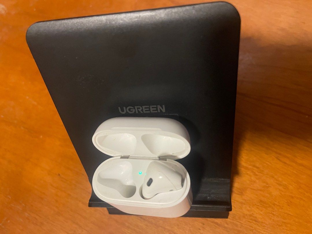 Apple Airpods gen 1 (Category: Headphones & Headsets) located in Singapore. Submitted by ryan0021 (Listing ID 1371072615, Image 2). Description: AirPod case good condition Only AirPod no good ( just second battery gone).