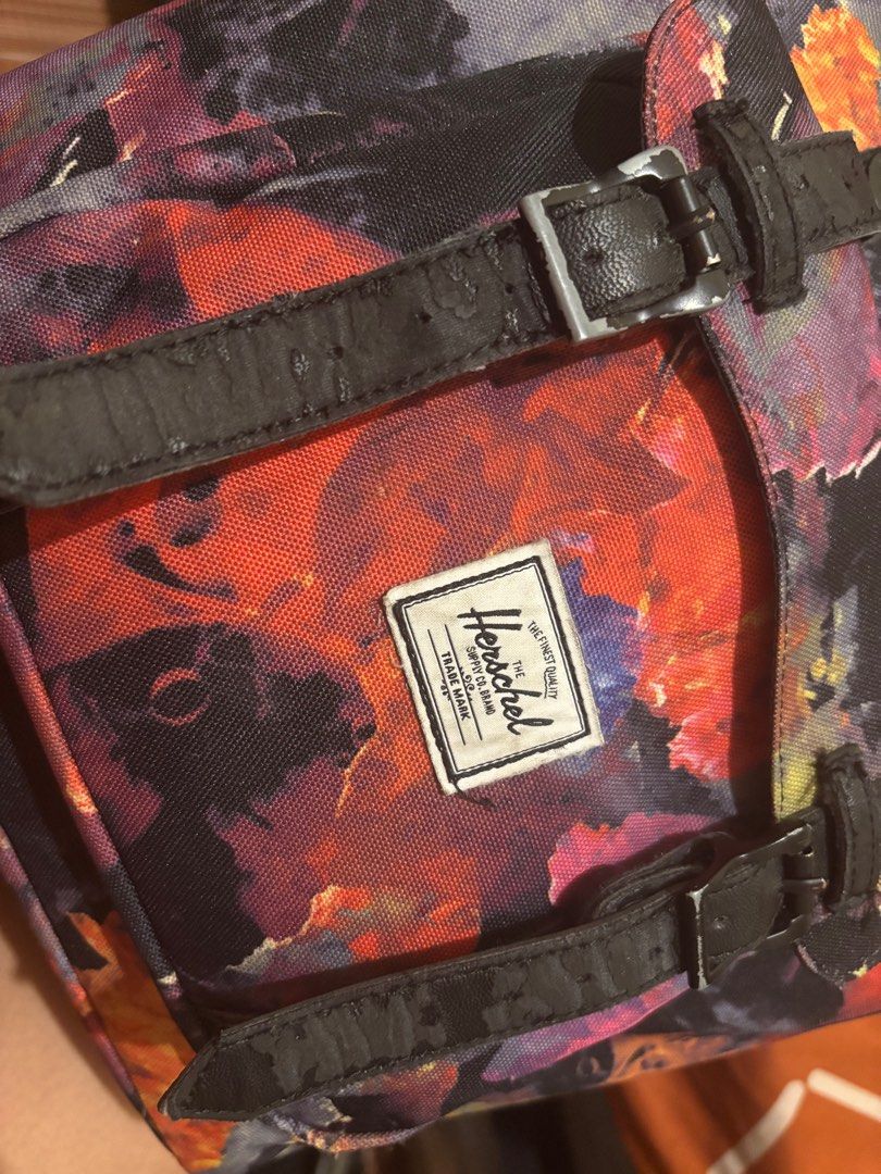Authentic herschel (Category: Laptop Bags & Sleeves) located in Quezon City. Submitted by seeteesea (Listing ID 1371150371, Image 3). Description: bought it at 7k plus. straps lang un nagfade, other than that wala na flaw..