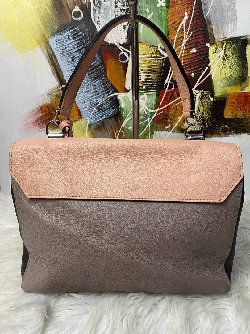 Authentic Lv Twist 2way bag (Category: Luxury Bags & Wallets) located in Quezon City. Submitted by jhaediah (Listing ID 1371045201, Image 3). Description: preloved with sling original .