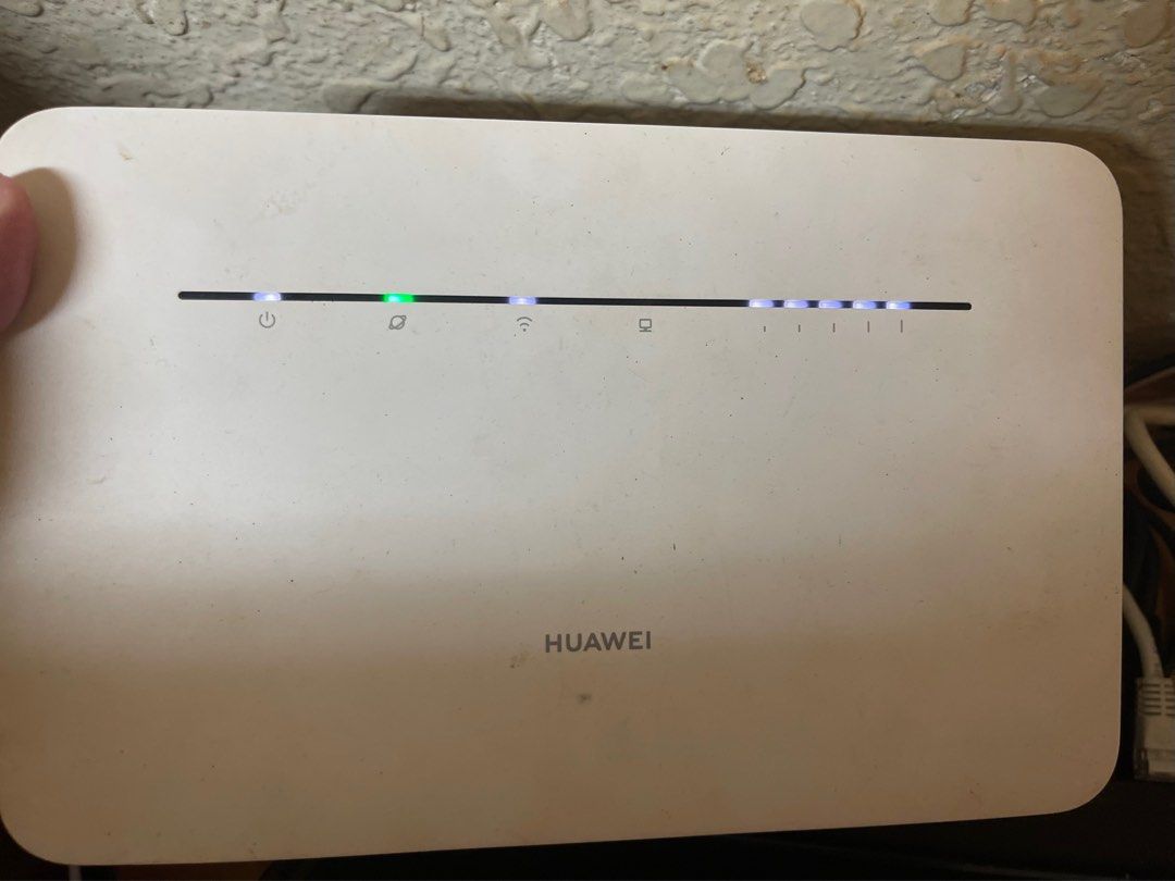 由 aakk5988 (刊登 ID 1371046948，圖片 1) 提交，位於 台北市 (Taipei) 的 華為B316-855. 2pro.HUAWE/4g分享器 (類別：Wifi及上網相關產品)，說明：有使用痕跡 有背後支架可以站立 附贈電源 網路線 售出不退貨 可正常使用。