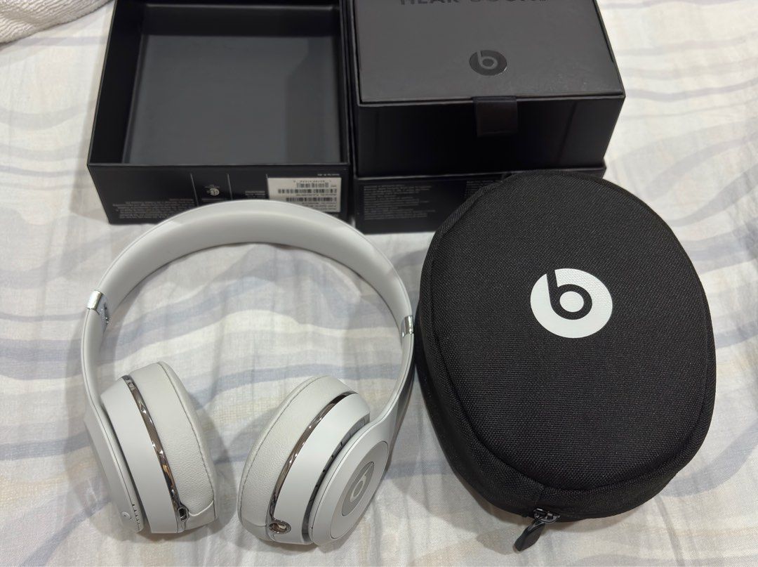 Beats Solo 3 (Satin Silver) (Category: Headphones & Headsets) located in Quezon City. Submitted by alldayhustle (Listing ID 1371056549, Image 2). Description: *Used Twice *Complete with Accessories.