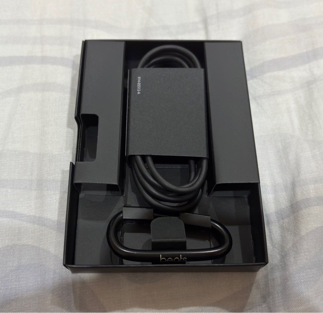 Beats Solo 3 (Satin Silver) (Category: Headphones & Headsets) located in Quezon City. Submitted by alldayhustle (Listing ID 1371056549, Image 3). Description: *Used Twice *Complete with Accessories.