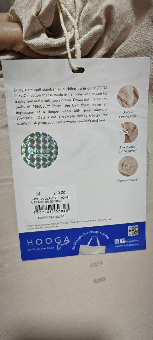 Bedsheet Set (Category: Bedding & Towels) located in Singapore. Submitted by thingsforyou (Listing ID 1371090632, Image 2). Description: brand new! selling as we bought a King size bed, hence no use for the Queen quilt cover set..