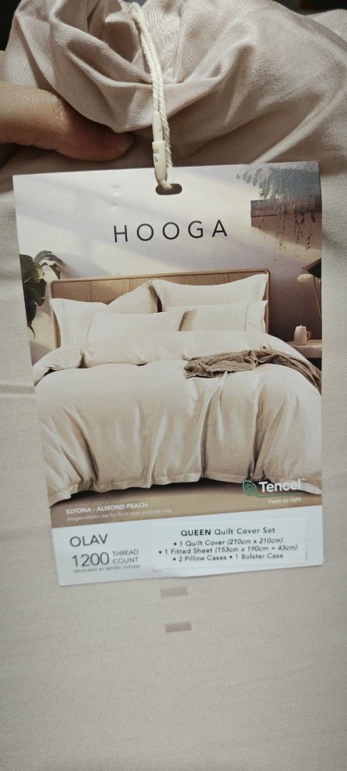 Bedsheet Set (Category: Bedding & Towels) located in Singapore. Submitted by thingsforyou (Listing ID 1371090632, Image 1). Description: brand new! selling as we bought a King size bed, hence no use for the Queen quilt cover set..