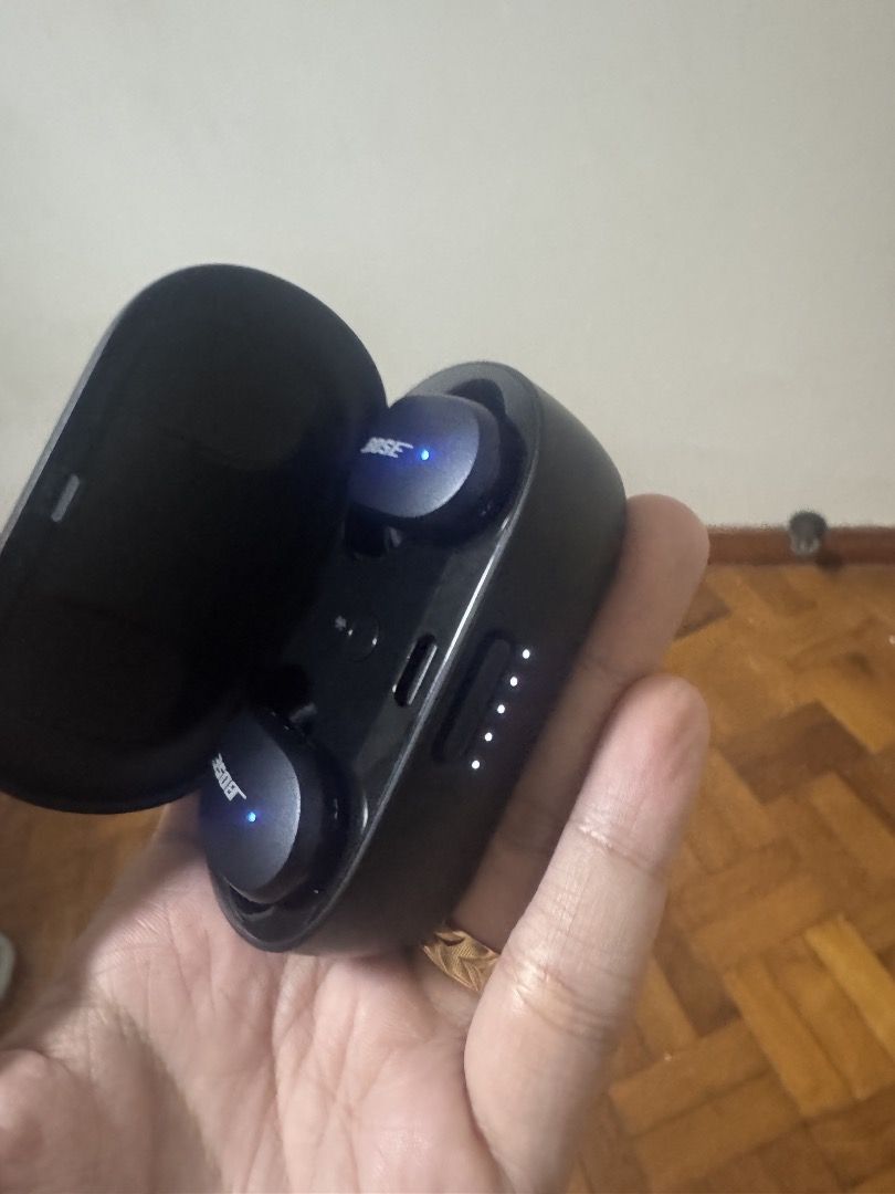 Boss earbuds (Category: Headphones & Headsets) located in Singapore. Submitted by kevin222333 (Listing ID 1371106198, Image 1). Description: BOSE WIRELESS EARBUDS GOOD AS NEW . I PREFER MEETUP .