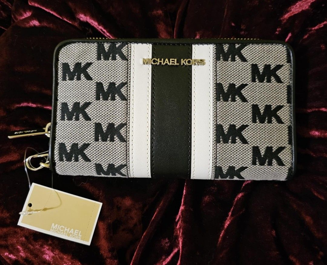 Brand New Michael Kors Purse (Category: Purses & Pouches) located in Pasig City. Submitted by essentiallyspoiled (Listing ID 1371021594, Image 2). Description: .