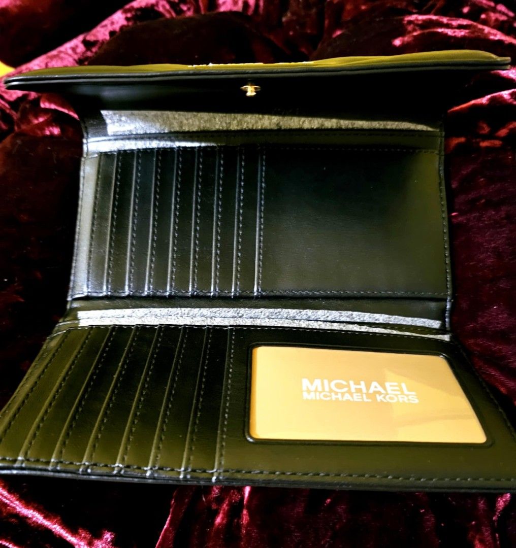 Brand New Michael Kors Purse (Category: Purses & Pouches) located in Pasig City. Submitted by essentiallyspoiled (Listing ID 1371021722, Image 3). Description: .