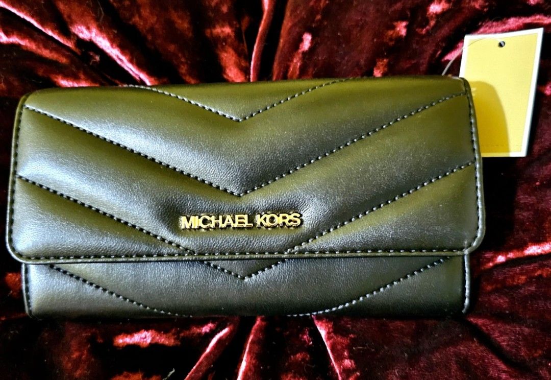 Brand New Michael Kors Purse (Category: Purses & Pouches) located in Pasig City. Submitted by essentiallyspoiled (Listing ID 1371021722, Image 2). Description: .
