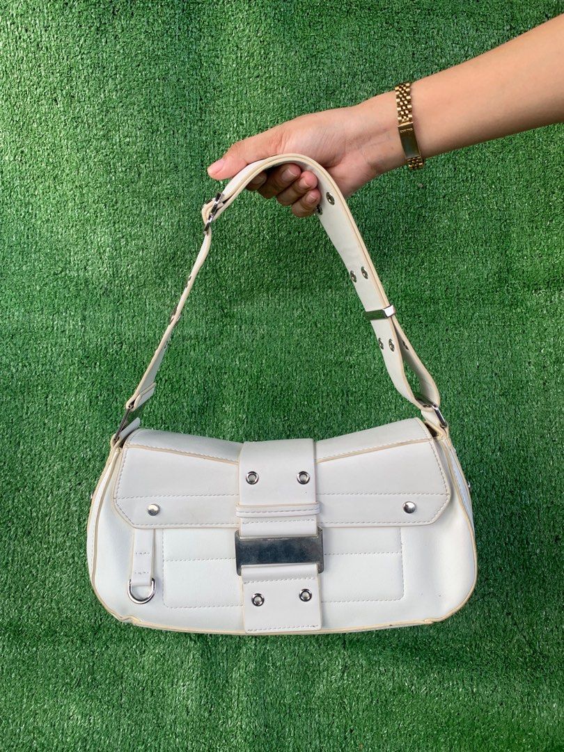Buckle Shoulder Bag (Category: Shoulder Bags) located in Manila. Submitted by anggex44 (Listing ID 1371109562, Image 1). Description: No Issue.