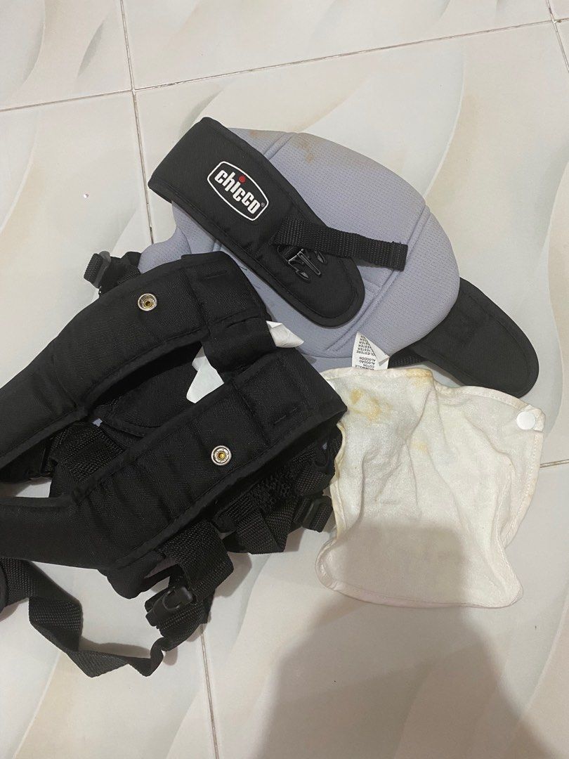 Chico Ultrasoft Infant Carrier (Category: Carriers & Slings) located in Quezon City. Submitted by ziaianana (Listing ID 1371123167, Image 2). Description: Can still negotiate on price! Details: bought in 2018 has a removable bib Has yellow stains but can be washed para matanggal Dm me for more details!.