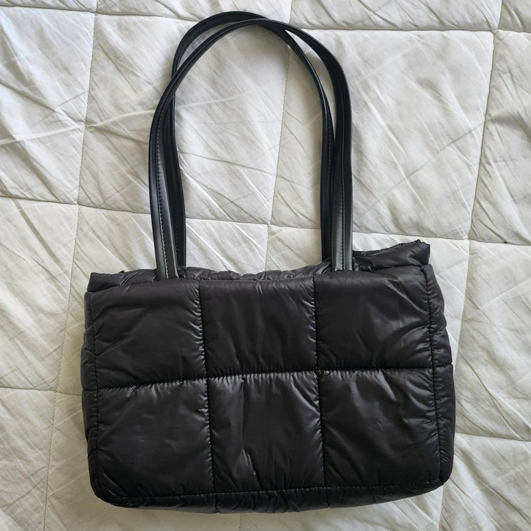 Cloud Puffy Bag (Category: Shoulder Bags) located in Quezon City. Submitted by ag_2016 (Listing ID 1371065689, Image 2). Description: Hi, neighbors! FS: Mossdoom Puffy Bag (popular on TikTok) Only P500! (SRP is P600++) Accidentally ordered two, so I’m selling the extra one—brand new and unopened! Surprisingly spacious and can fit a Macbook. Feel free to message me if you're interested.