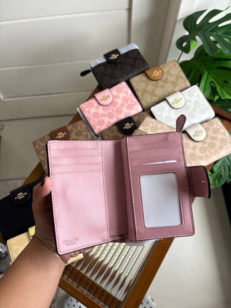 Coach Medium Corner Zip Wallet (Category: Luxury Bags & Wallets) located in Candelaria. Submitted by pinkykeenshop (Listing ID 1371001307, Image 2). Description: .