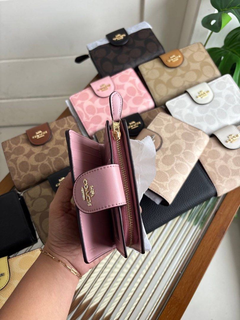 Coach Medium Corner Zip Wallet (Category: Luxury Bags & Wallets) located in Candelaria. Submitted by pinkykeenshop (Listing ID 1371001307, Image 3). Description: .