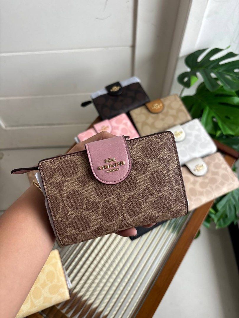Coach Medium Corner Zip Wallet (Category: Luxury Bags & Wallets) located in Candelaria. Submitted by pinkykeenshop (Listing ID 1371001307, Image 1). Description: .