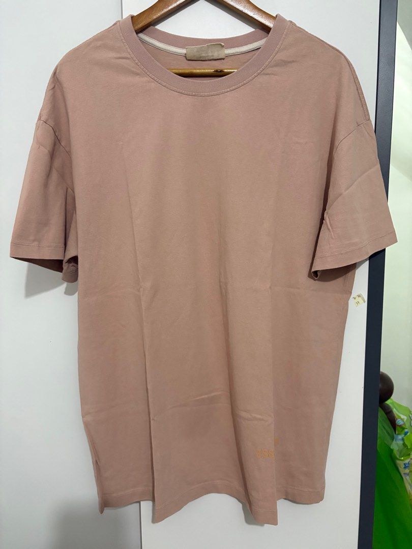 Essentials Fear of God (Category: Tshirts & Polo Shirts ) located in Cavite. Submitted by laliswagg (Listing ID 1371102527, Image 2). Description: Dimes: 23"x29" No cracks 9/10.