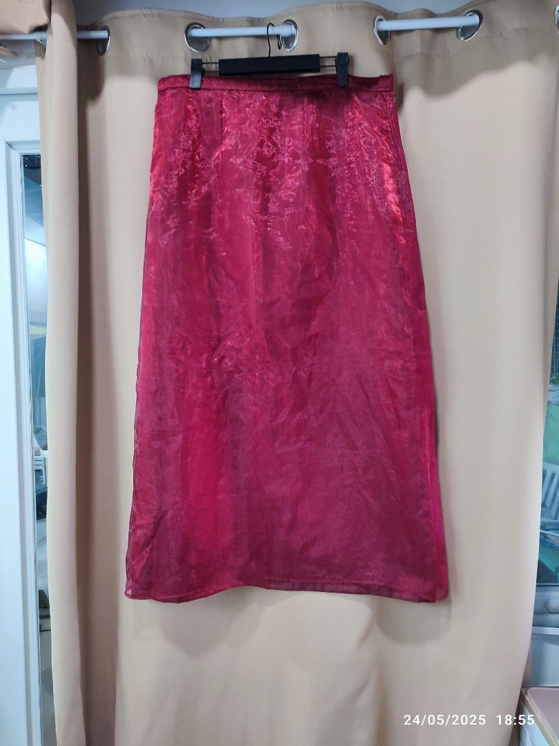 Filipiniana Red Skirt (Category: Skirts) located in Malabon City. Submitted by thriftstore.turtle (Listing ID 1371064301, Image 1). Description: .