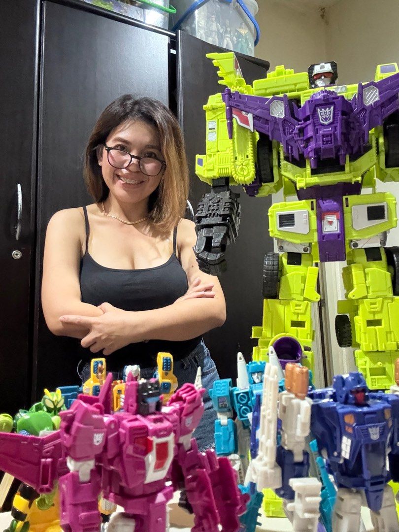 For sale Combiner wars devastator (Category: Action & Battle Toys) located in Makati City. Submitted by lynrtw (Listing ID 1370981095, Image 3). Description: For Sale Transformers Combiner Wars Devastator P 20,000.00 - complete - good condition - in terms of size individual figure is leader class (not deluxe class) - for more indepth info about the figure, kindly google the rest of the details.