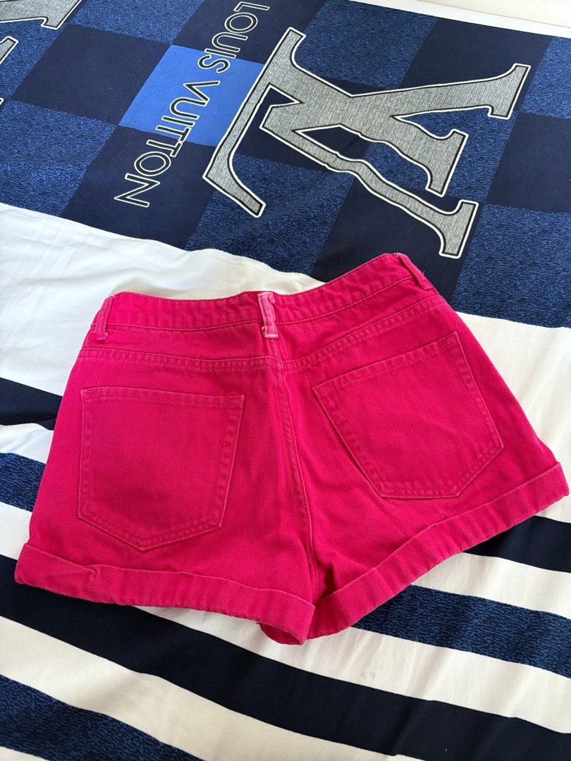 Forever 21 Highwaisted Pink Shorts (Category: Shorts) located in Quezon City. Submitted by coffeeandcodals (Listing ID 1371029717, Image 3). Description: 1. Fits 27-28 highwaist 2. Makapal 3. Issue: Nasira tag sa loob 4. Okay pa color.