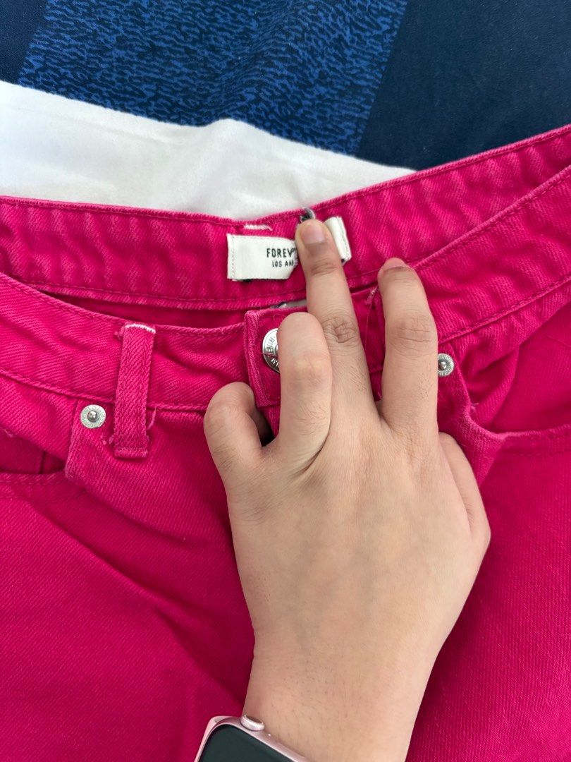 Forever 21 Highwaisted Pink Shorts (Category: Shorts) located in Quezon City. Submitted by coffeeandcodals (Listing ID 1371029717, Image 2). Description: 1. Fits 27-28 highwaist 2. Makapal 3. Issue: Nasira tag sa loob 4. Okay pa color.