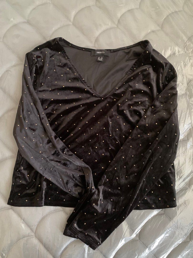 Forever 21 Velvet Cropped Top | 3X (Category: Blouses) located in San Juan City. Submitted by repurpose_shop (Listing ID 1371041240, Image 1). Description: Brand: Forever 21 Delivery c/o buyer.