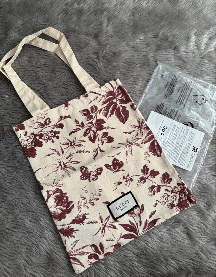 G u c c i Beauty Tote (Category: Tote Bags) located in Taytay. Submitted by blueblabe (Listing ID 1370989452, Image 2). Description: Limited edition gucci bloom in red Open tote bag Made of soft canvas material Measures 11.5 in wide 14 inches high Long shoulder strap measures 11 inches.