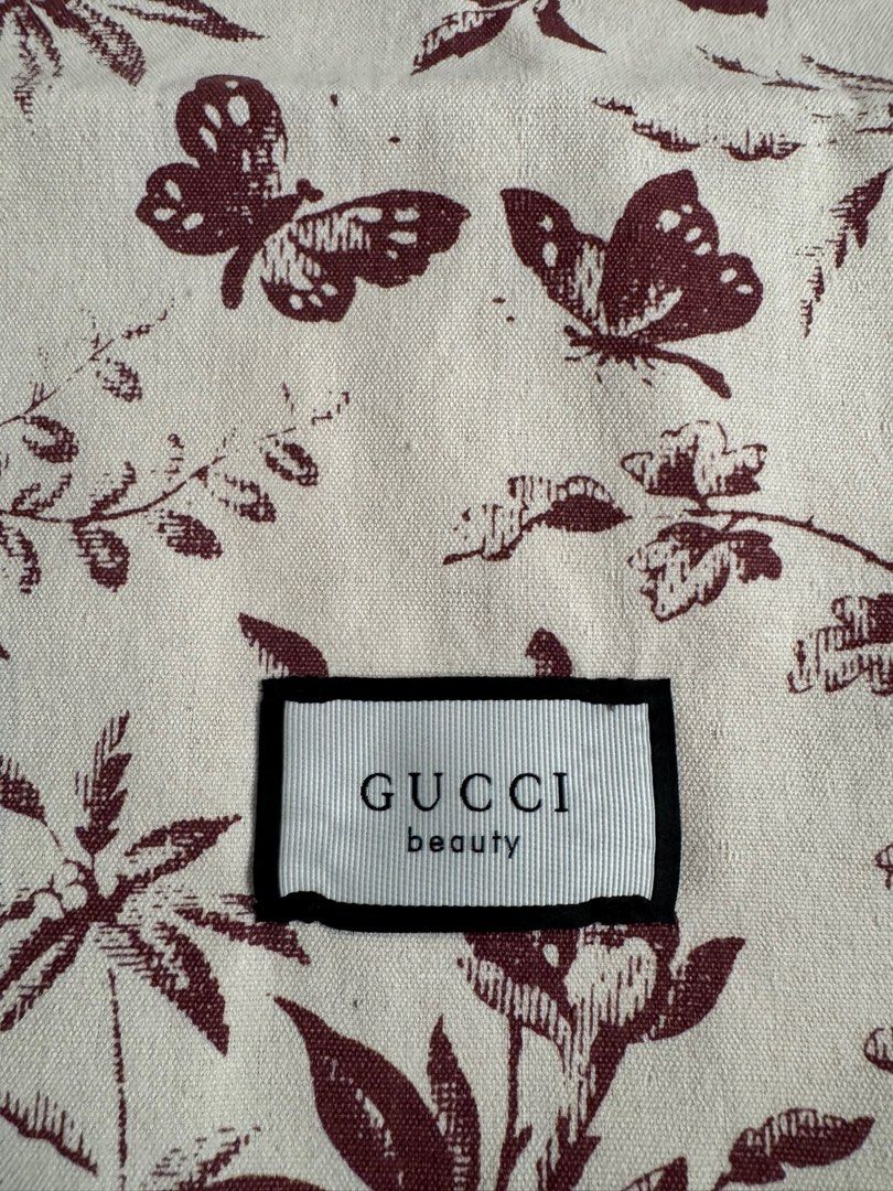 G u c c i Beauty Tote (Category: Tote Bags) located in Taytay. Submitted by blueblabe (Listing ID 1370989452, Image 3). Description: Limited edition gucci bloom in red Open tote bag Made of soft canvas material Measures 11.5 in wide 14 inches high Long shoulder strap measures 11 inches.