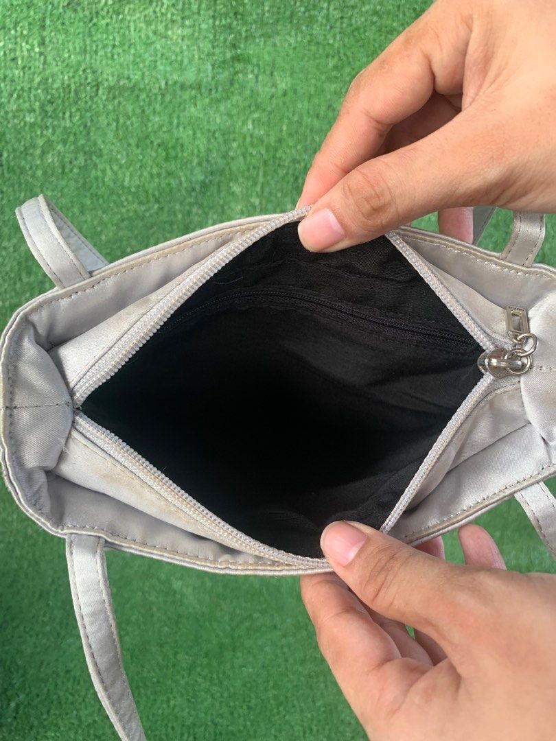 Guess (Category: Shoulder Bags) located in Manila. Submitted by anggex44 (Listing ID 1371112314, Image 3). Description: Need Wash.