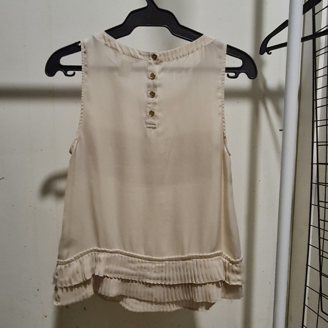 h&m champagne satin feel top (Category: Blouses) located in Quezon City. Submitted by 2ndhand_ph (Listing ID 1371156228, Image 3). Description: fits xs-s semi crop champagne hue with pleat details no when worn pics.
