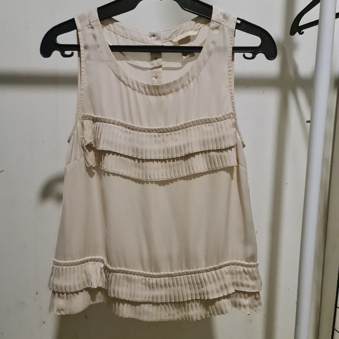 h&m champagne satin feel top (Category: Blouses) located in Quezon City. Submitted by 2ndhand_ph (Listing ID 1371156228, Image 2). Description: fits xs-s semi crop champagne hue with pleat details no when worn pics.