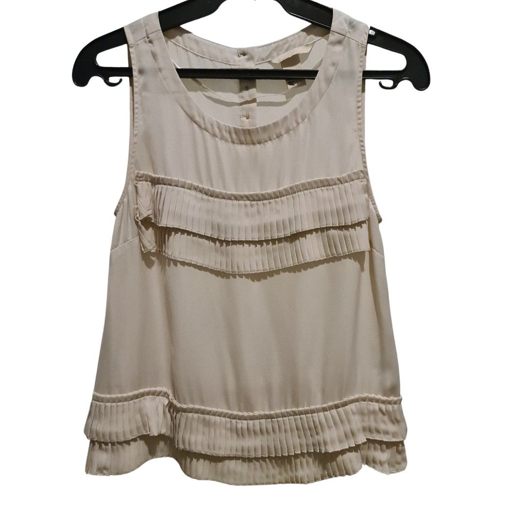 h&m champagne satin feel top (Category: Blouses) located in Quezon City. Submitted by 2ndhand_ph (Listing ID 1371156228, Image 1). Description: fits xs-s semi crop champagne hue with pleat details no when worn pics.