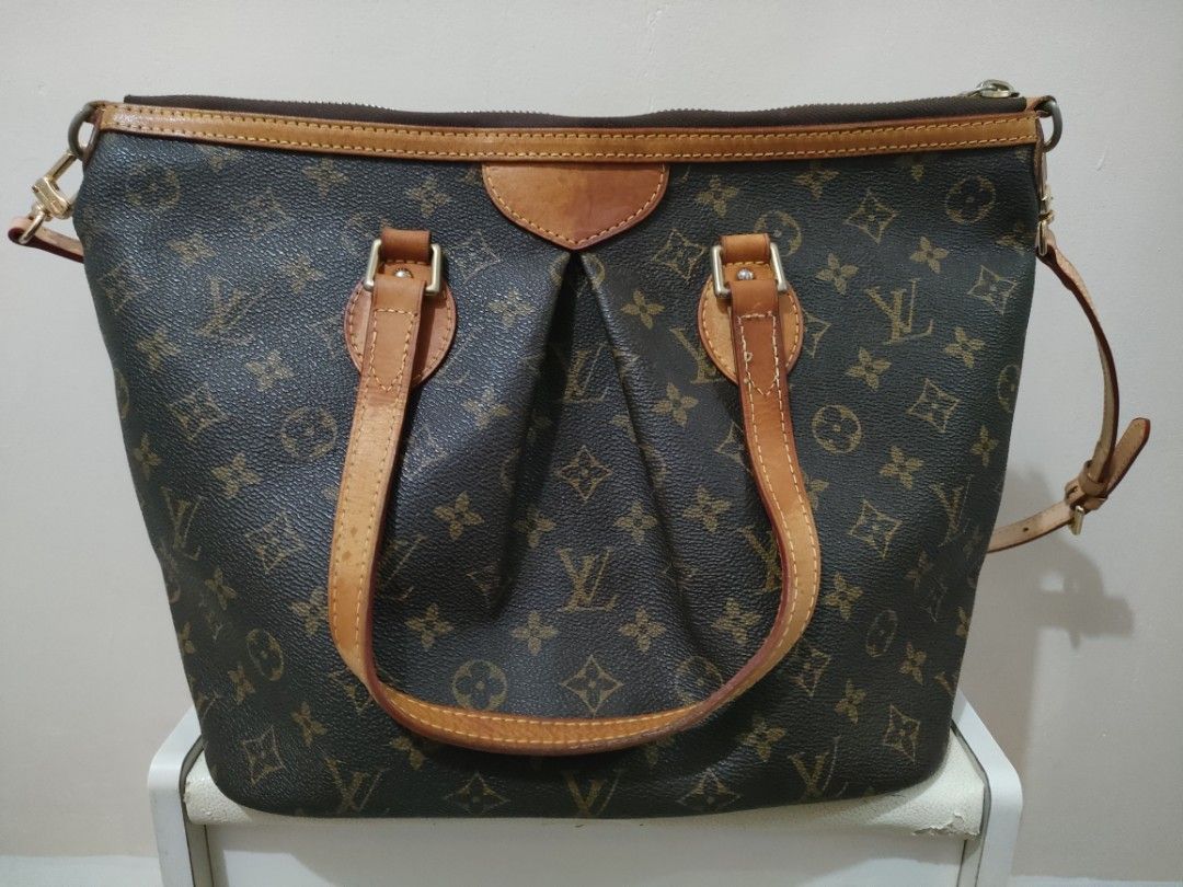 Louis Vuitton Palermo (Category: Luxury Bags & Wallets) located in Cavite. Submitted by red_2407 (Listing ID 1371012937, Image 1). Description: no issue may signs of used sa hardwares Pero good na good ang body leather no open pipe or anything presentable pa ! coded.
