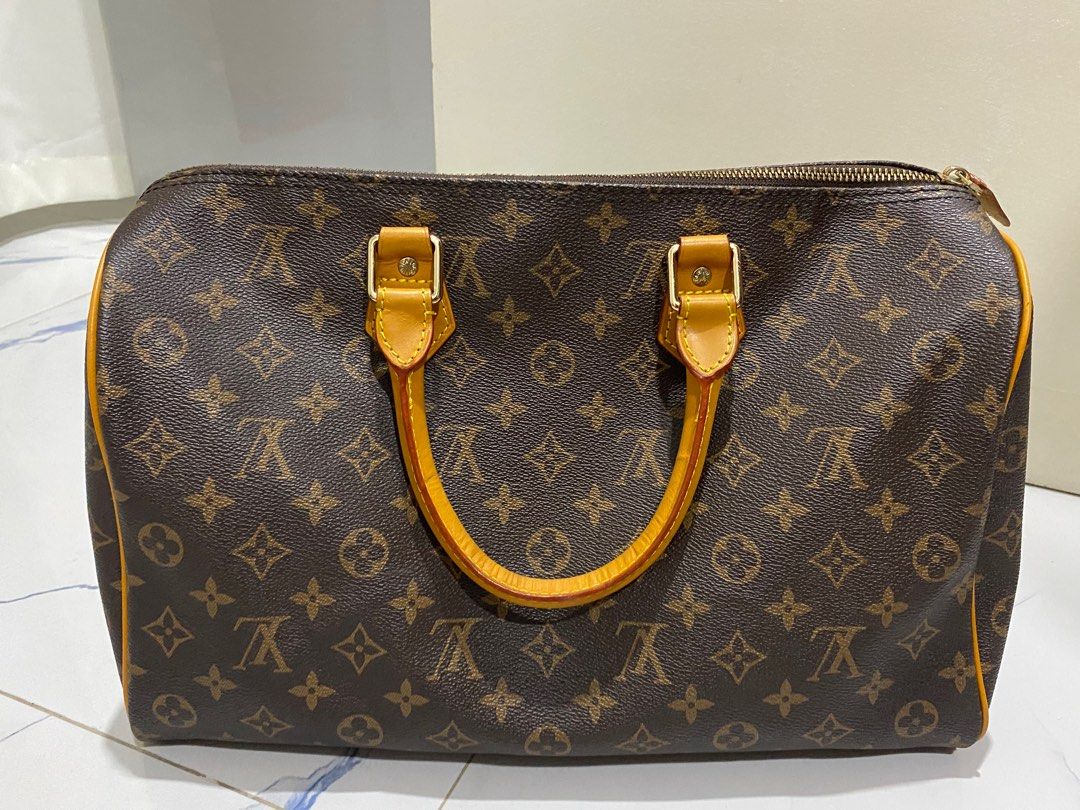 LV Speedy 35 (Category: Luxury Bags & Wallets) located in Porac. Submitted by poimd_ (Listing ID 1371112265, Image 1). Description: LV Speedy 35 Bag only. No dust bag & box included. Mint condition Issue: Putol susi .