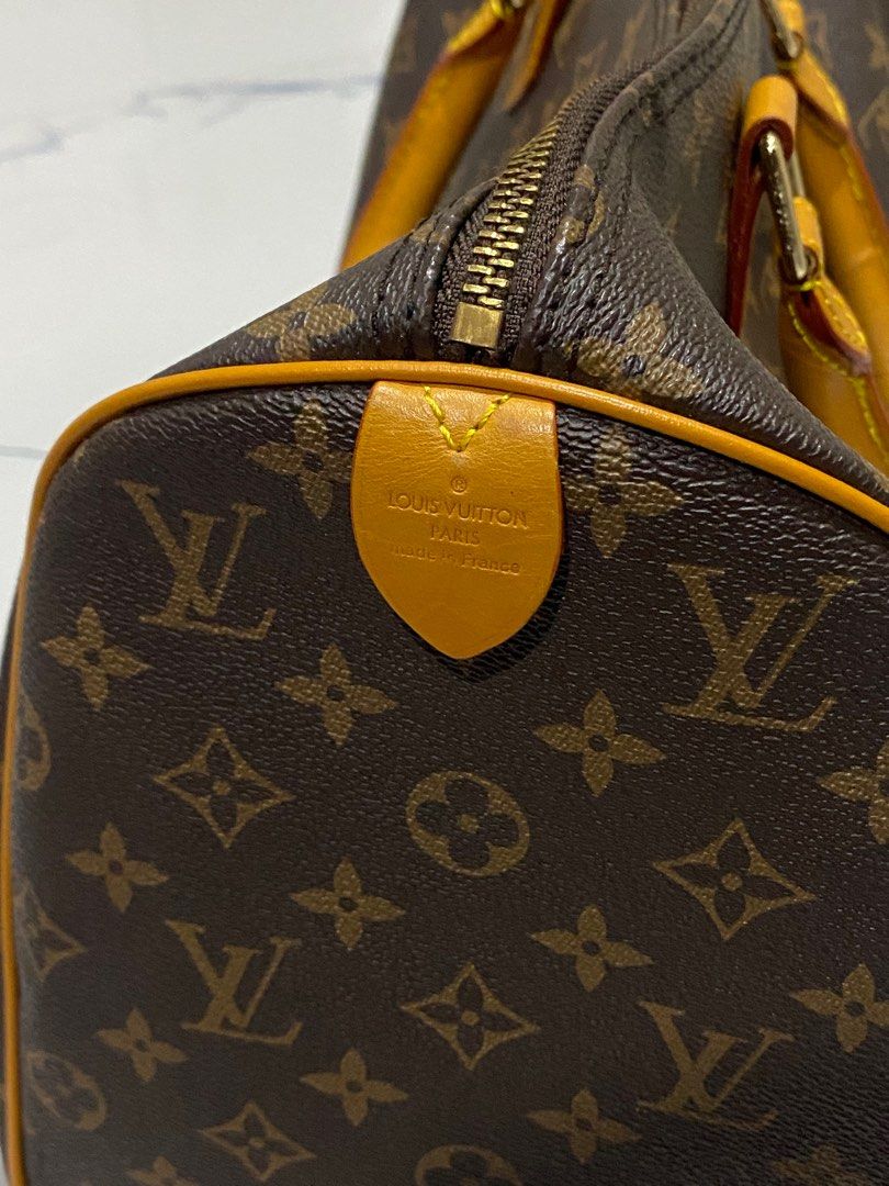 LV Speedy 35 (Category: Luxury Bags & Wallets) located in Porac. Submitted by poimd_ (Listing ID 1371112265, Image 3). Description: LV Speedy 35 Bag only. No dust bag & box included. Mint condition Issue: Putol susi .