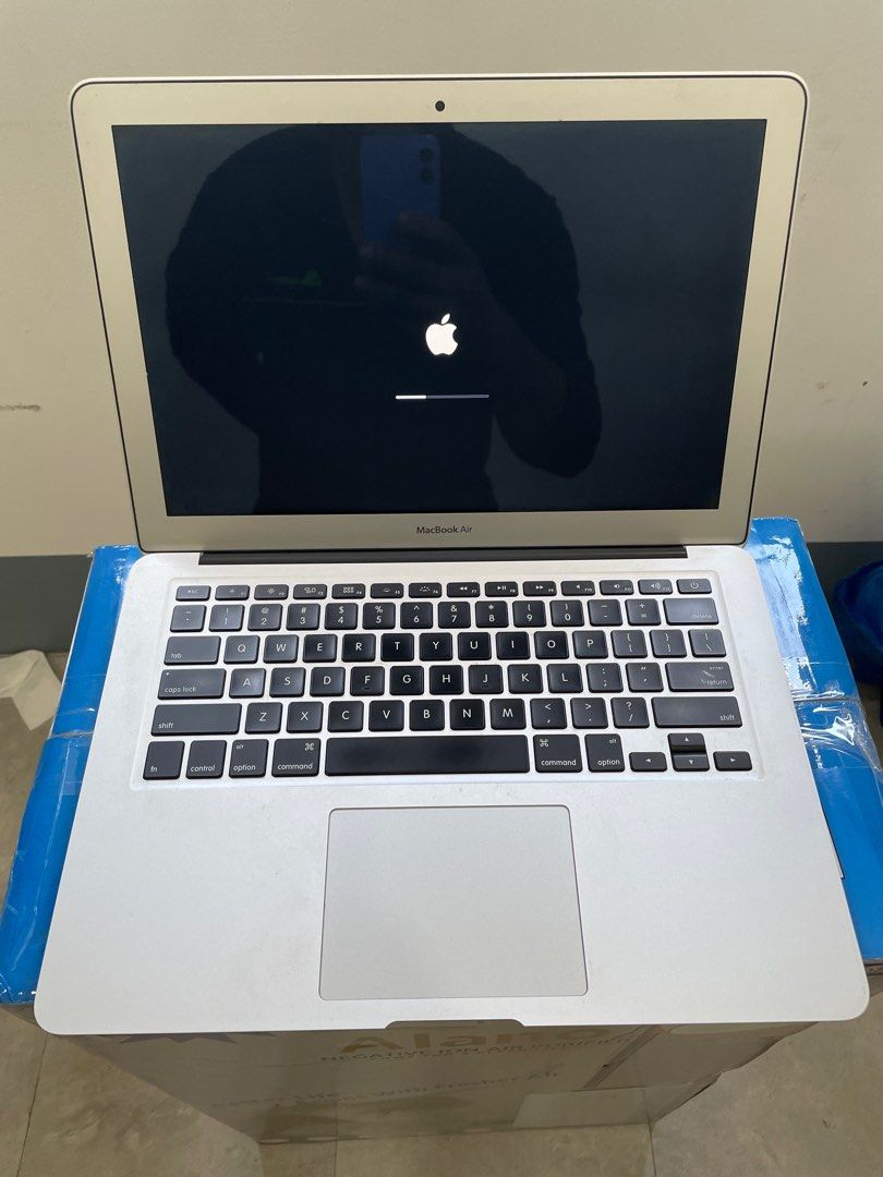 MacBook Air 2017 pristine condition (Category: Laptops & Notebooks) located in Singapore. Submitted by buyusedlaptopiphone (Listing ID 1371088410, Image 2). Description: I5 processor 8gb ram 128 gb ssd No dent or scratch at all Battery can last 5-6 hours normally. .