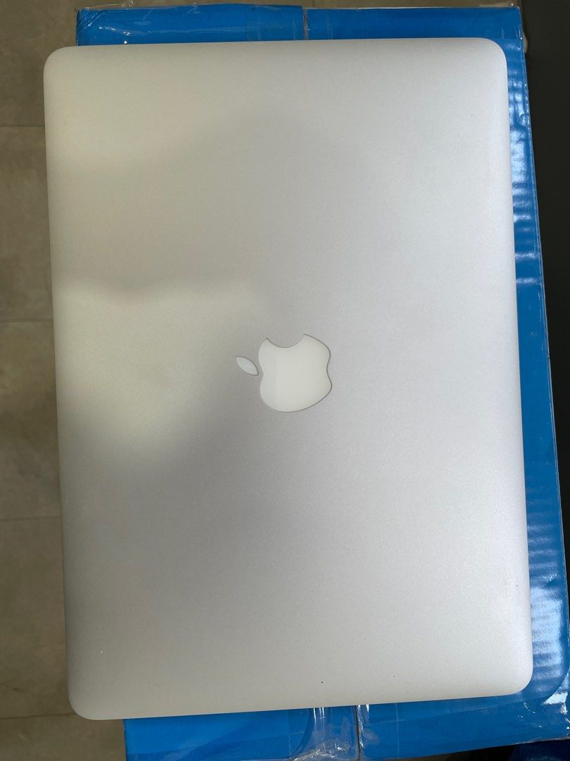 MacBook Air 2017 pristine condition (Category: Laptops & Notebooks) located in Singapore. Submitted by buyusedlaptopiphone (Listing ID 1371088410, Image 3). Description: I5 processor 8gb ram 128 gb ssd No dent or scratch at all Battery can last 5-6 hours normally. .