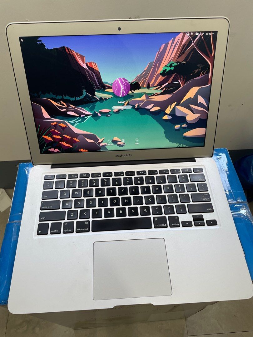 MacBook Air 2017 pristine condition (Category: Laptops & Notebooks) located in Singapore. Submitted by buyusedlaptopiphone (Listing ID 1371088410, Image 1). Description: I5 processor 8gb ram 128 gb ssd No dent or scratch at all Battery can last 5-6 hours normally. .