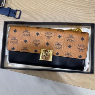 (Category: ) located in . Submitted by esneakers (Listing ID 1371061577, Image 1). Description: .