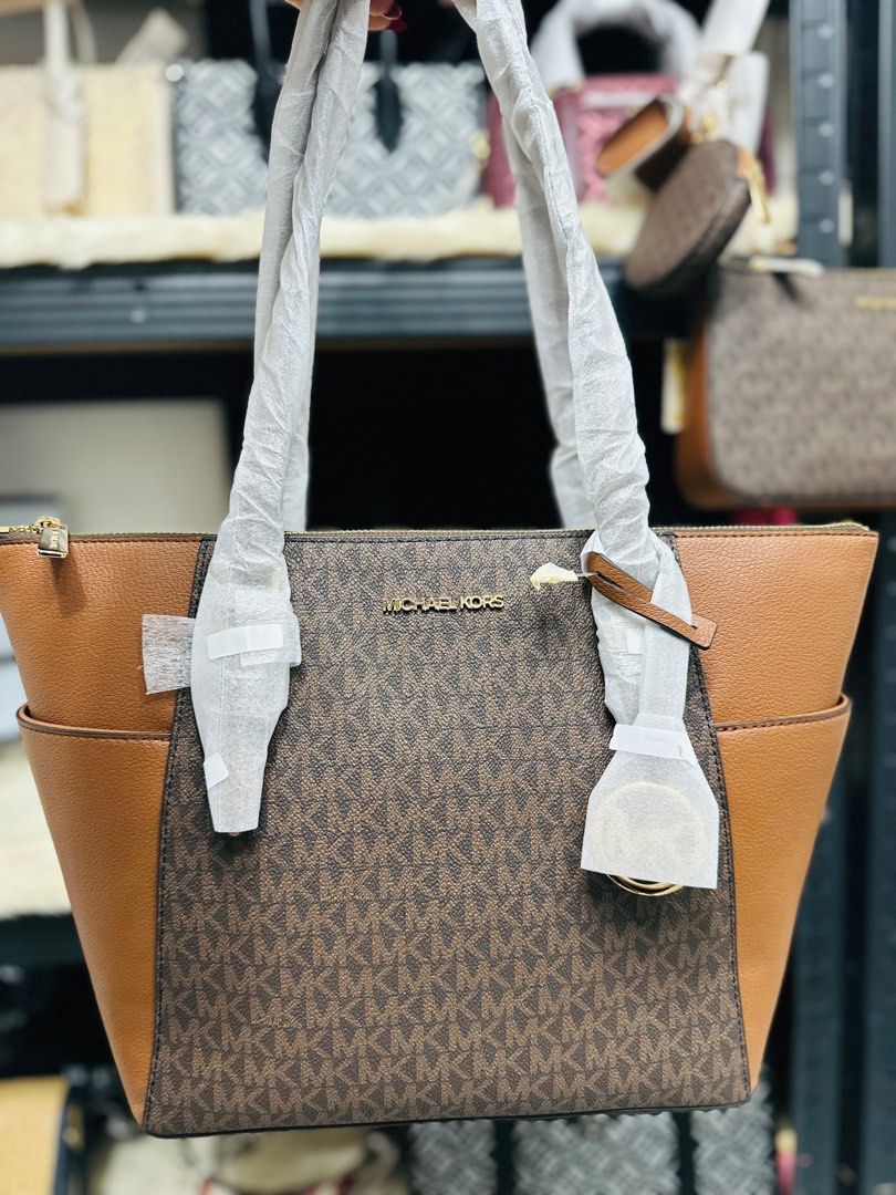 Michael Kors Charlotte Tote Bag (Category: Luxury Bags & Wallets) located in Porac. Submitted by bagitupshopph (Listing ID 1370983482, Image 2). Description: 💯 Authentic from 🇺🇸 Michael Kors Charlotte Tote Bag Brow Monogram Canvas Very roomy .
