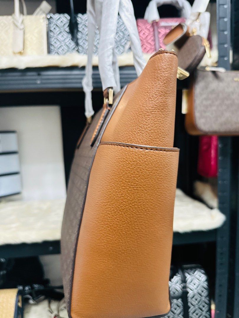 Michael Kors Charlotte Tote Bag (Category: Luxury Bags & Wallets) located in Porac. Submitted by bagitupshopph (Listing ID 1370983482, Image 3). Description: 💯 Authentic from 🇺🇸 Michael Kors Charlotte Tote Bag Brow Monogram Canvas Very roomy .