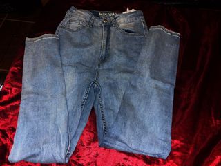 (Category: ) located in . Submitted by declutterringggggg (Listing ID 1371154158, Image 1). Description: .