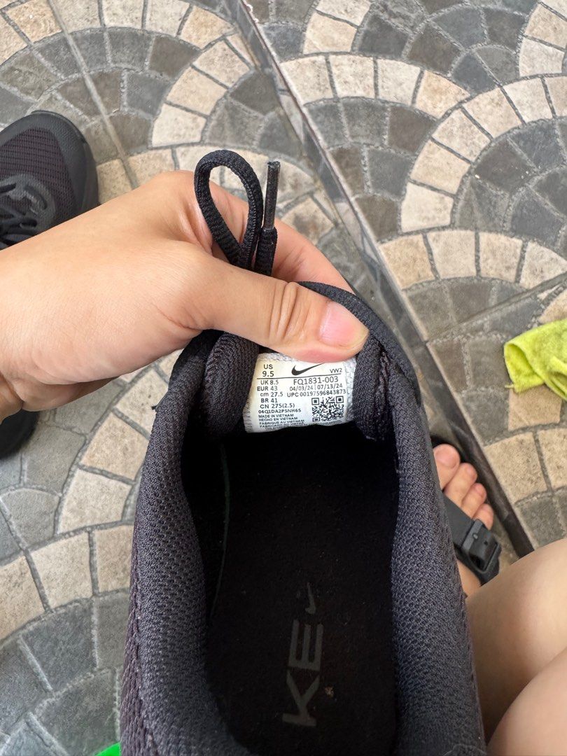 Nike Black Sneakers (Category: Sneakers) located in Taguig. Submitted by pamraq (Listing ID 1371074970, Image 3). Description: Decluttering Sz 9.5 mens.