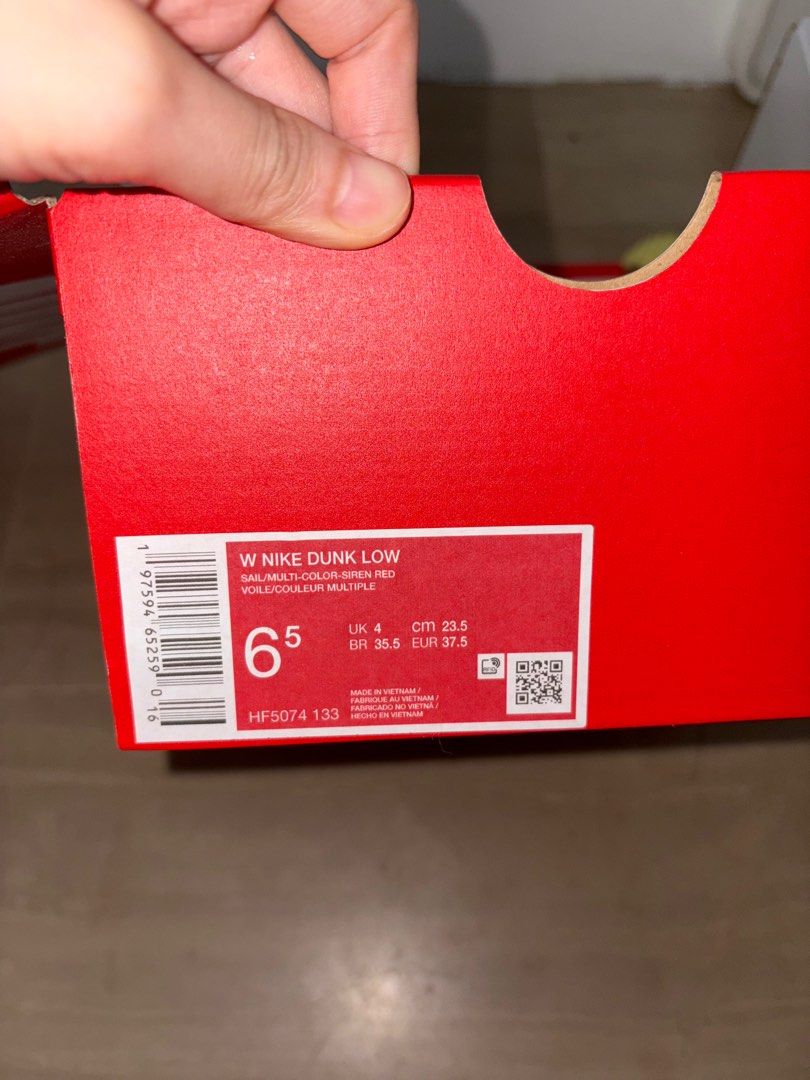 Nike Dunk (Category: Sneakers) located in Singapore. Submitted by stitchesss_ (Listing ID 1370984792, Image 2). Description: .