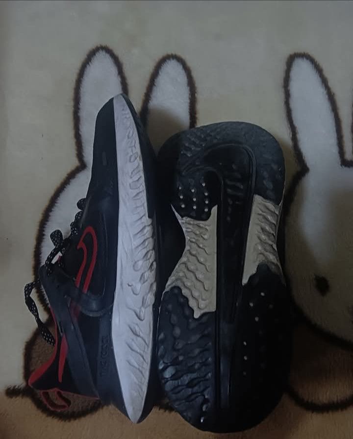 Original Nike Legend React 2 Red (Category: Sneakers) located in Calamba. Submitted by manueld16204 (Listing ID 1371135567, Image 3). Description: Original Nike Legend React 2 Red size: US 7.5 with Qr code and serial # Good condition.