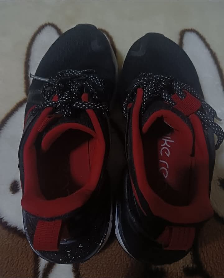 Original Nike Legend React 2 Red (Category: Sneakers) located in Calamba. Submitted by manueld16204 (Listing ID 1371135567, Image 2). Description: Original Nike Legend React 2 Red size: US 7.5 with Qr code and serial # Good condition.