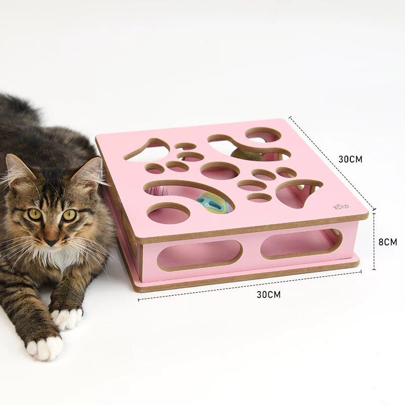 由 fiona9804152071 (刊登 ID 1371002914，圖片 1) 提交，位於 台北市 (Taipei) 的 Pet cubic/它立方迷宮盒子 貓薄荷球玩具自嗨解悶神器 貓咪玩具 (類別：寵物及其他)，說明：商品為粉紅色，全新售出哦～ 尺寸：30*30cm，附一個鈴鐺球、一個薄荷球、兩個橡皮球。