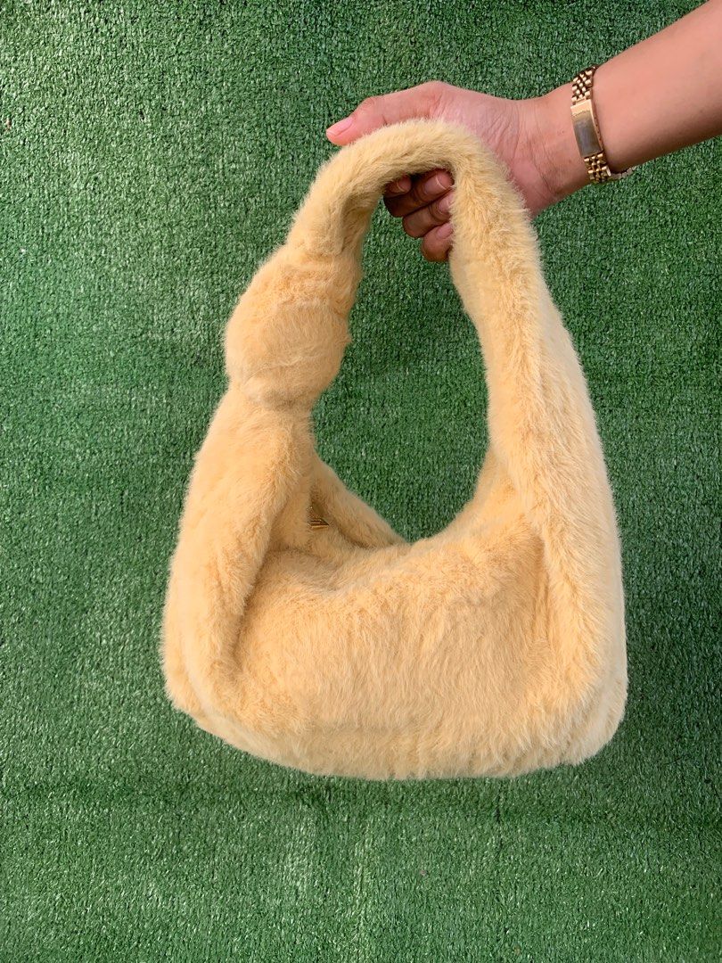 Random Furr Shoulder Bag (Category: Shoulder Bags) located in Manila. Submitted by anggex44 (Listing ID 1371111880, Image 1). Description: .