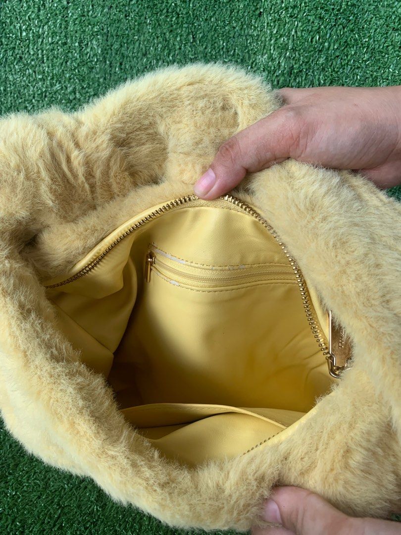 Random Furr Shoulder Bag (Category: Shoulder Bags) located in Manila. Submitted by anggex44 (Listing ID 1371111880, Image 3). Description: .