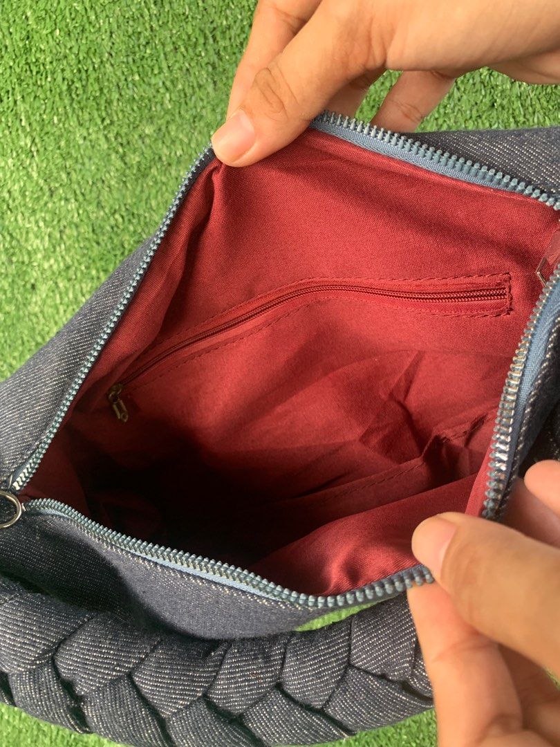 Random Shoulder Bag (Category: Shoulder Bags) located in Manila. Submitted by anggex44 (Listing ID 1371112763, Image 3). Description: .